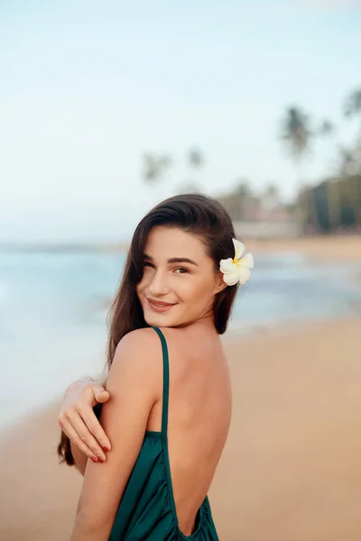 Eine Junge Lächelnde Frau Blickt Strand Die Kamera Porträt Der — Stockfoto