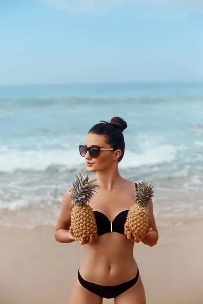 Beautiful Woman Bronze Tan Bikini Holds Pineapples Hands — Stock Photo, Image
