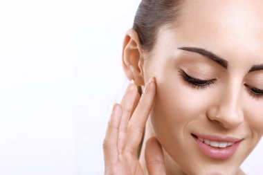 Temiz ciltli güzel bir genç kadın. Yüz bakımı. Kozmetik, güzellik ve kaplıca. Cilt bakımı kavramı