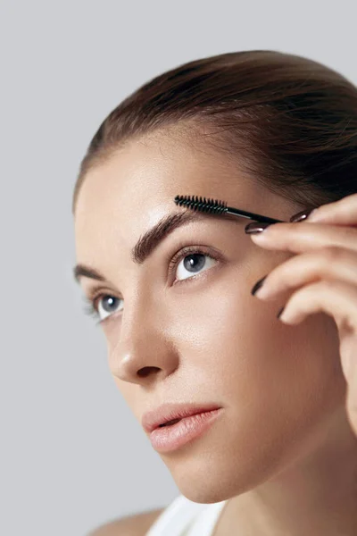 Beauty Makeup Woman Shaping Eyebrow Closeup Girl Model Professional Makeup — Stock Photo, Image