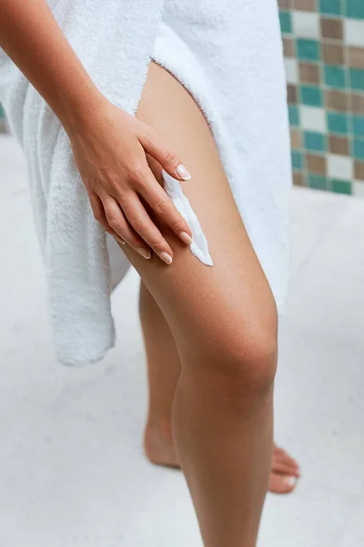 足でクリーム 女性の手は皮膚に保湿化粧水を適用しています ボディケア — ストック写真