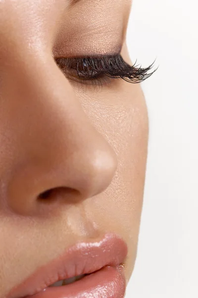 Primer plano del ojo femenino natural aislado sobre fondo blanco — Foto de Stock