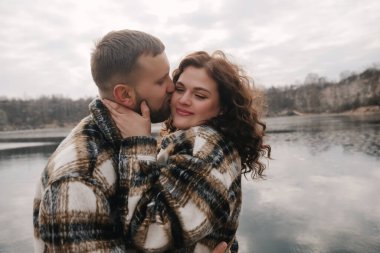 Sevgililer Günü 'nde iki insan birbirlerine olan sevgilerini su kenarında ifade eder. Sıcak bir kucaklaşma ve samimi bir öpücük paylaşırlar..