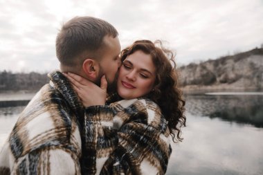 Sevgililer Günü 'nde iki insan birbirlerine olan sevgilerini su kenarında gösterir. Doğada özel bir anın tadını çıkarırlar..