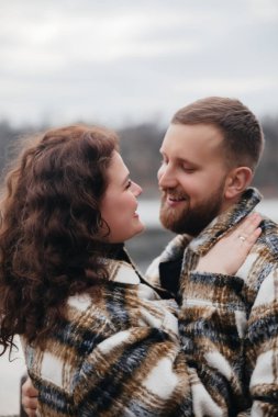 Sevgililer Günü 'nde, sıcak kıyafetler giyip, ilişkilerini kutlayan iki insan su kenarında bir anı paylaşır..