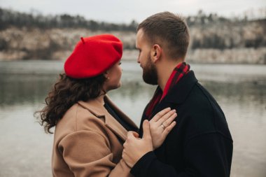 Bulutlu bir günde, iki insan birbirlerine eşlik etmekten hoşlanırlar. Romantik bir anda sevgilerini ve ilişkilerini ifade ederler..