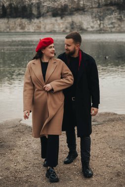 Sevgililer Günü 'nde bir erkek ve bir kadın göl kenarında birlikte yürüyüp, birlikte vakit geçirir ve serin havanın keyfini çıkarırlar.