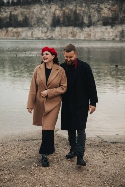 Sevgililer Günü 'nde iki insan su kenarında bir anı paylaşıyor. Yakın yürüyorlar ve basit bir ortamda birbirlerine eşlik ediyorlar..