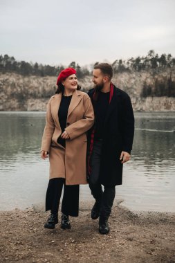 Bir adam ve bir kadın göl kenarında yan yana yürüyorlar. Sevgililer Günü 'nü kutlarlar ve doğada birlikte vakit geçirmenin tadını çıkarırlar..