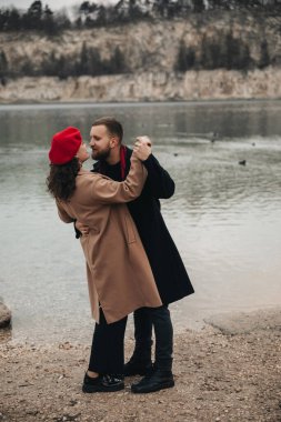 İki insan, Sevgililer Günü 'nde suyun kenarında durup dans ve sevgi dolu bir anın tadını çıkarır. Onlar kucaklaştıkça aşk da havayı doldurur..