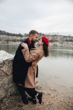 Sevgililer Günü 'nde su kenarında romantik bir anı paylaşan iki insan güzel bir ortamda bağlantılarının tadını çıkarırlar..