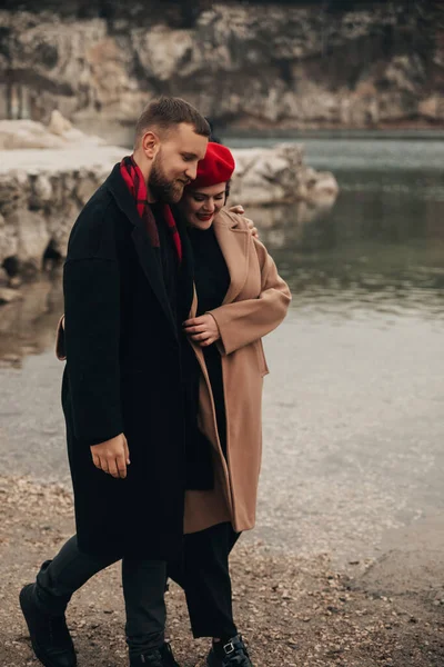 Sevgililer Günü 'nde iki insan birlikte su kenarında dolaşır, birlikte geçirdikleri zamanın tadını çıkarır ve birbirlerine olan sevgilerini ifade ederler..