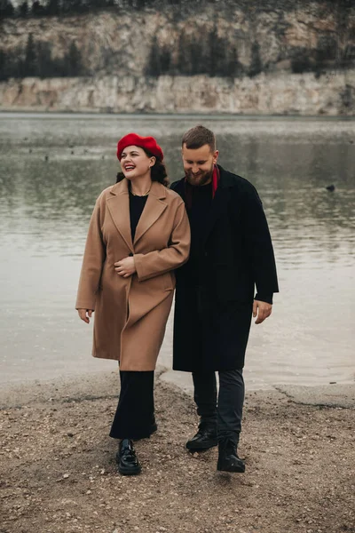 Sevgililer Günü 'nde iki insan su kenarında bir anı paylaşıyor. Yakın yürüyorlar ve basit bir ortamda birbirlerine eşlik ediyorlar..