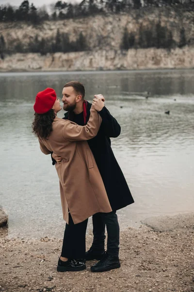 İki insan, Sevgililer Günü 'nde suyun kenarında durup dans ve sevgi dolu bir anın tadını çıkarır. Onlar kucaklaştıkça aşk da havayı doldurur..