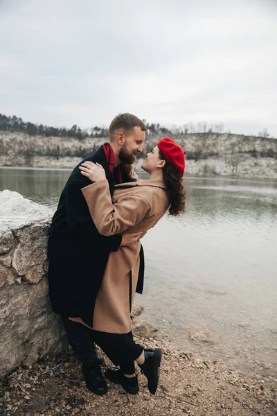 Sevgililer Günü 'nde su kenarında romantik bir anı paylaşan iki insan güzel bir ortamda bağlantılarının tadını çıkarırlar..