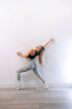 Egzersiz Yapan Güzel Genç Kadın Portresi