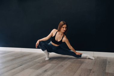 Egzersiz Yapan Güzel Genç Kadın Portresi