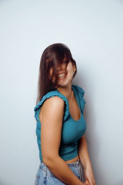 Stüdyo arka planında uzun düz saçlı bir kadının arka plan portresi..