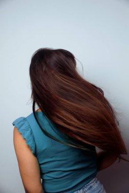 Tarafsız stüdyo geçmişinde uzun saçlı genç bir kadın..