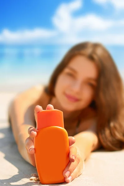 Portret przepiękny młoda kobieta uśmiechając się podczas relaksu na plaży — Zdjęcie stockowe
