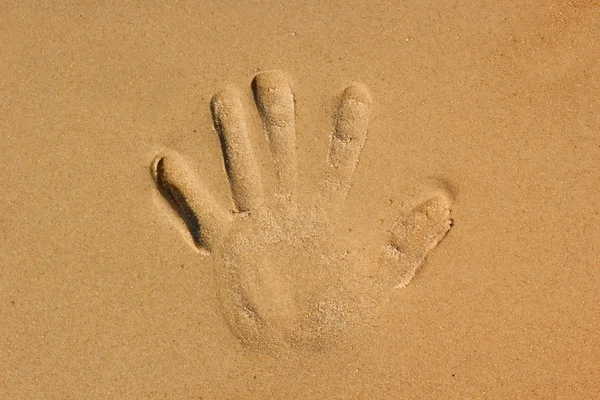 Mulher usando sunscreen.hands impressão palma na praia — Fotografia de Stock