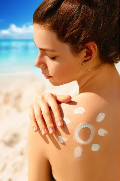Ritratto di splendida donna in bikini con il sole disegnato su una spalla in spiaggia — Foto Stock