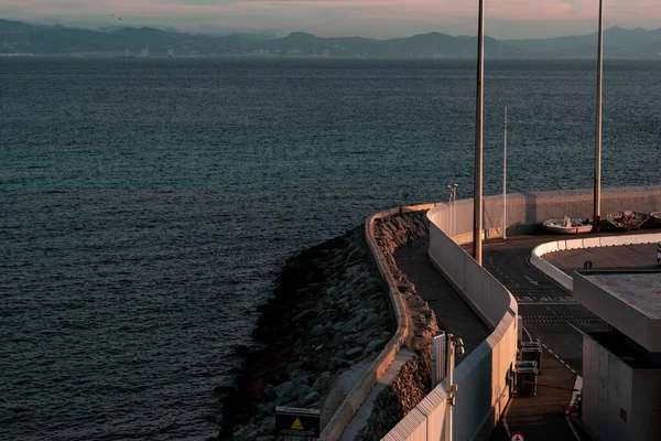 İspanya sınırını kontrol altında tutarken, ufukta Afrika dağlarını da görebiliyoruz.