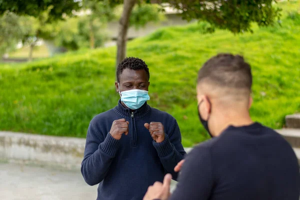 Siyah adam yumruk yumruğa dövüşüyor.