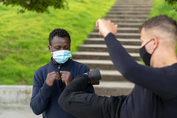 Siyah adam yumruk yumruğa dövüşüyor.