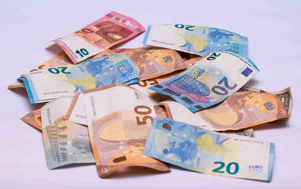 Avro banknotları beyaz arka planda, elli yirmi, on ve beş