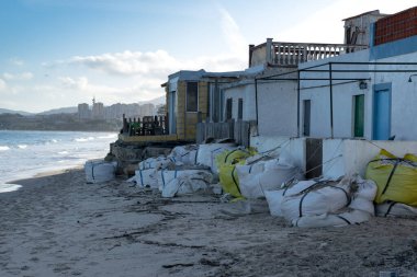 Sahildeki evleri su basmasını önlemek için çuvallar.