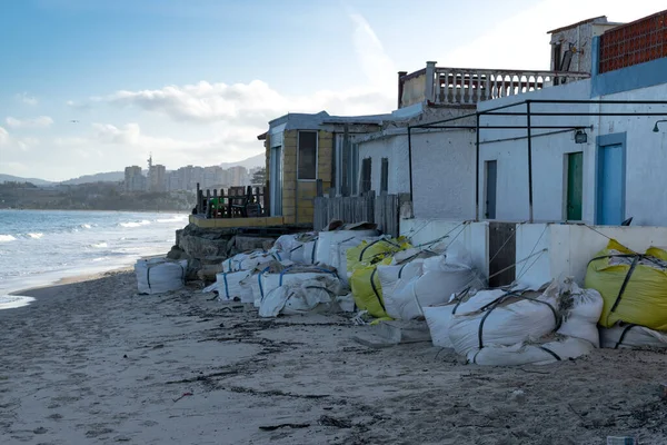 Sahildeki evleri su basmasını önlemek için çuvallar.