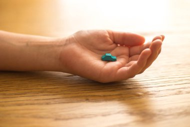 Bir arabayı kazalardan koruyan el, koruma ve güvenliğin sembolüdür. Otomobil sigortası kavramı