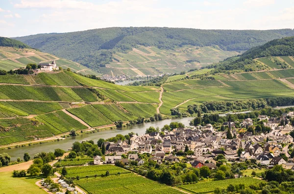 Utsikt til elvene Moselle og Marienburg nær landsbyen Puenderich - Mosel vinregion i Tyskland – stockfoto