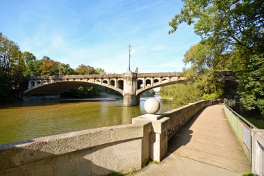Münih, Bavyera Almanya Avrupa'da Isar Nehri Köprüsü ile Riverside