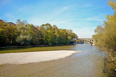 Münih, Bavyera Almanya Avrupa'da Isar Nehri Köprüsü ile Riverside