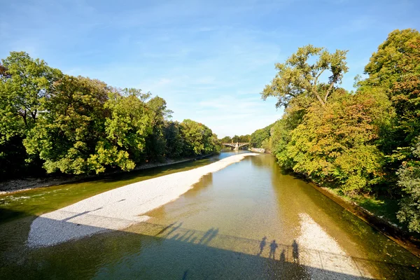 Ribeira-rio com ponte sobre o rio Isar em Munique, Baviera Alemanha Europa — Fotografia de Stock