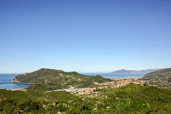 Vista al casco antiguo de Sestri Levante y el mar de Liguria - Riviera italiana, Italia Europa —  Fotos de Stock