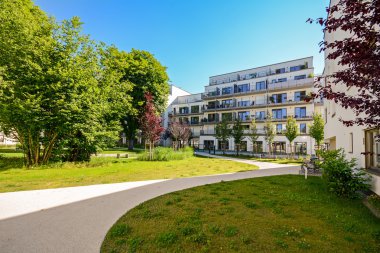 Modern konut yeşil bir çevrede, sürdürülebilir kentsel planlama