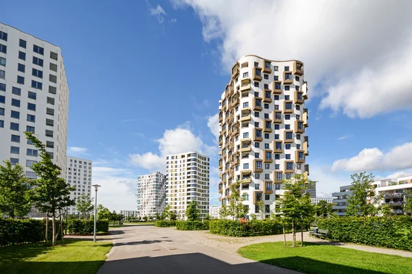 Apartman magasodik a város - modern lakóépületek alacsony energiájú ház szabvány — Stock Fotó
