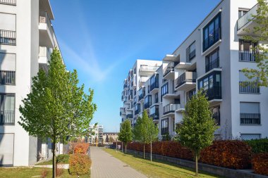 Modern apartman binaları ve şehirde yeni yeşil şehir manzarası olan bir yerleşim yeri.