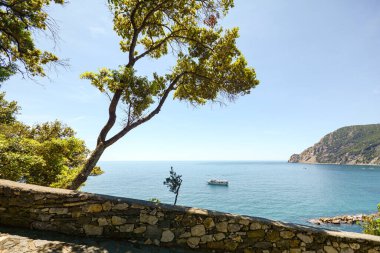 Yaz başında Monterosso al Mare köyü yakınlarındaki güzel kıyı şeridine ve Akdeniz sahillerine giden yürüyüş yolundan manzarayı izleyin. İtalya 'nın Ligurya bölgesi Cinque Terre Liguria