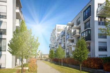 Modern apartman binaları ve şehirde yeni yeşil şehir manzarası olan bir yerleşim yeri.