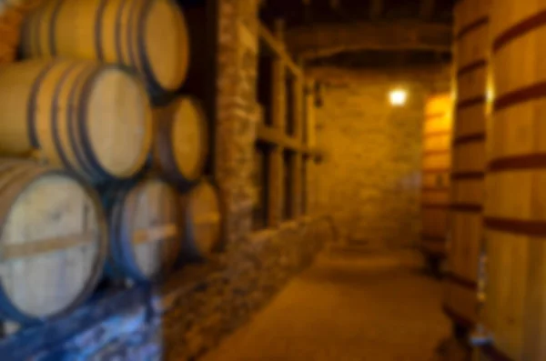 红葡萄酒在陈腐的酒窖里品尝 酒窖里有木制酒桶 酒窖里有柔软的调味效果 — 图库照片