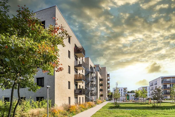 Modern Apartman Binaları Şehirde Yeni Yeşil Şehir Manzarası Olan Bir — Stok fotoğraf