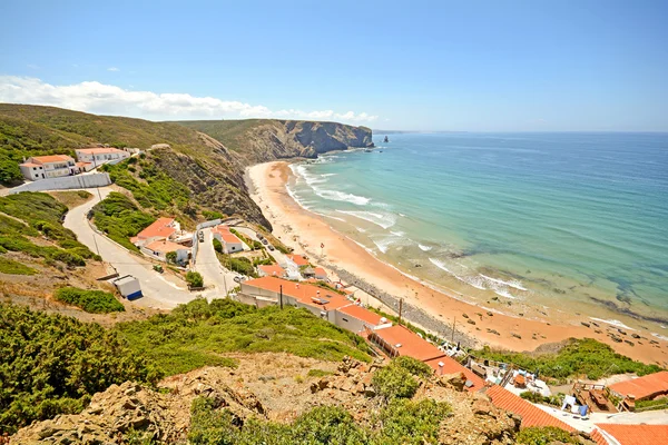 Algarve: Vista panorâmica para a Praia da Arrifana - Praia e aldeia perto de Aljezur, Portugal — Fotografia de Stock