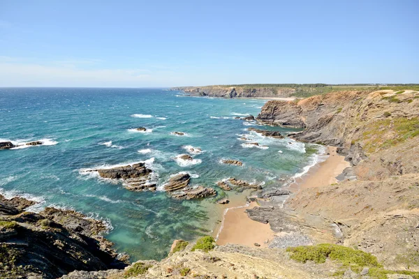 อัลการ์ฟ: ชายฝั่งที่มีหน้าผาและชายหาดเล็ก ๆ ใกล้ Praia de Odece — ภาพถ่ายสต็อก