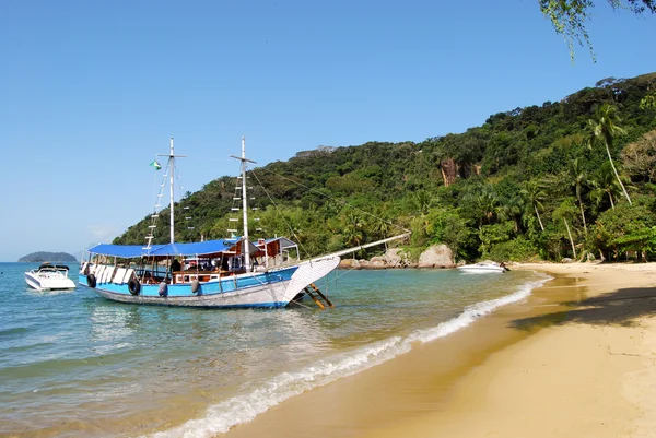 Ilha Grande: Sailboat at beach Praia Lopes mendes, Rio de Janeiro state, Brazil — Stock Photo, Image