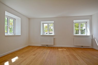Eski bir bina - daire ahşap pencereler ve parke yenileme sonra oturma odasında