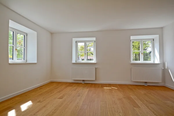 Eski bir bina - daire ahşap pencereler ve parke yenileme sonra oturma odasında